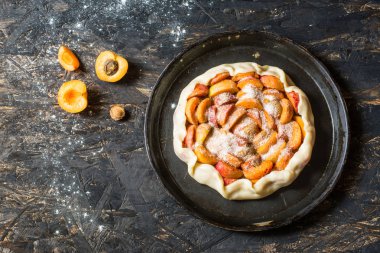  Ev yapımı kayısı Galette'ye ahşap masa, üstten görünüm üzerinde taze organik apricotes ile yaptı. Pişirme işlemi. Dought yapma. Elle dought. Çiğ ekmek. Açık pasta, kayısı tart. Meyve ekmek.