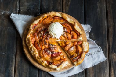  Ev yapımı kayısı Galette'ye ahşap masa, üstten görünüm üzerinde taze organik apricotes ile yaptı. Pişirme işlemi. Açık pasta, kayısı tart. Meyve ekmek. Sıcak pasta ile soğuk dondurma.