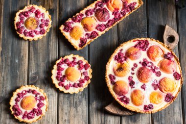 Şeftali ve ahududu, Fransız Galette'ye rustik açık pasta. Şeftalili tart. Ahududulu tart. Tartalette krem. Fırın çeşitli.