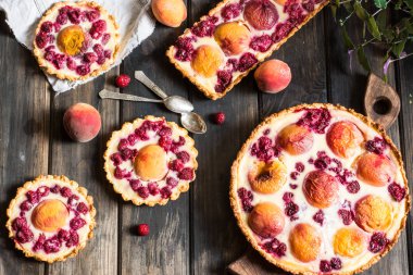 Şeftali ve ahududu, Fransız Galette'ye rustik açık pasta. Şeftalili tart. Ahududulu tart. Tartalette krem. Fırın çeşitli.