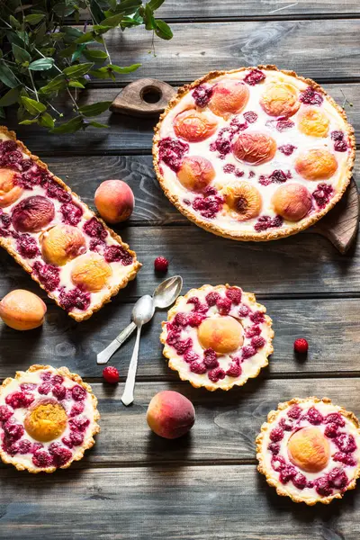 Şeftali ve ahududu, Fransız Galette'ye rustik açık pasta. Şeftalili tart. Ahududulu tart. Tartalette krem. Fırın çeşitli.