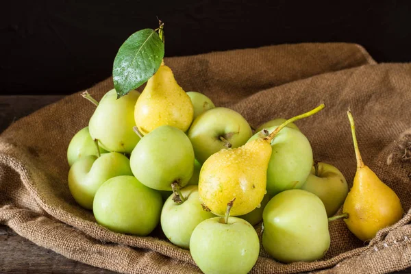 Olgun kırmızı ve yeşil elma ahşap arka plan üzerinde. Elma kase. Bahçe meyve. Sonbahar meyve. Sonbaharda hasat. Sarı armut