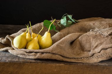 Taze olgun organik armut rustik ahşap tablo, doğal arka plan, vega, Diyet yemekleri. Sonbaharda hasat. Çanta üzerinde sulu meyveler.