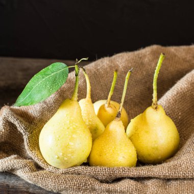 Taze olgun organik armut rustik ahşap tablo, doğal arka plan, vega, Diyet yemekleri. Sonbaharda hasat. Çanta üzerinde sulu meyveler.