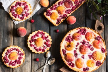 Şeftali ve ahududu, Fransız Galette'ye rustik açık pasta. Şeftalili tart. Ahududulu tart. Tartalette krem. Fırın çeşitli.