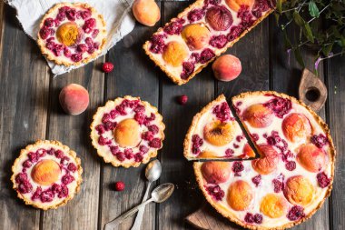Şeftali ve ahududu, Fransız Galette'ye rustik açık pasta. Şeftalili tart. Ahududulu tart. Tartalette krem. Fırın çeşitli.