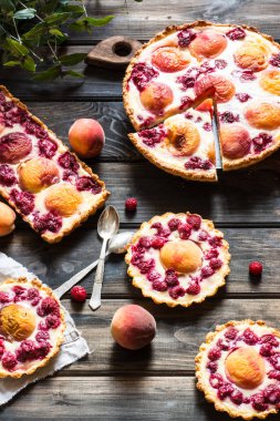 Şeftali ve ahududu, Fransız Galette'ye rustik açık pasta. Şeftalili tart. Ahududulu tart. Tartalette krem. Fırın çeşitli.