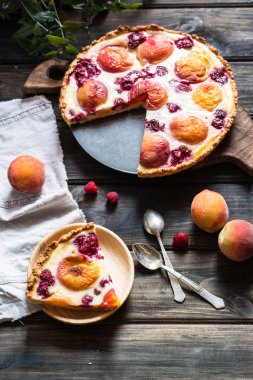 Şeftali ve ahududu, Fransız Galette'ye rustik açık pasta. Şeftalili tart. Ahududulu tart. Tartalette krem. Fırın çeşitli.