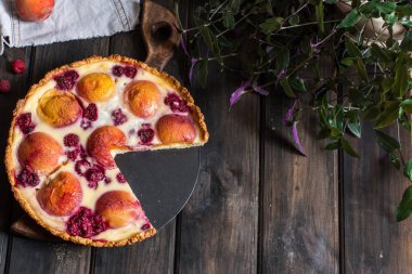 Şeftali ve ahududu, Fransız Galette'ye rustik açık pasta. Şeftalili tart. Ahududulu tart. Tartalette krem. Fırın çeşitli.