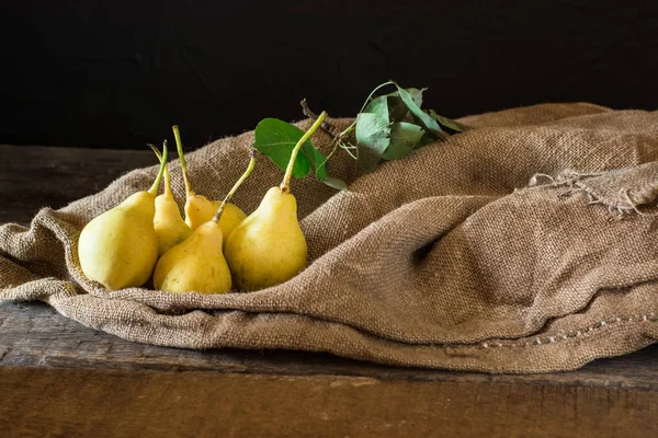 Taze olgun organik armut rustik ahşap tablo, doğal arka plan, vega, Diyet yemekleri. Sonbaharda hasat. Çanta üzerinde sulu meyveler.
