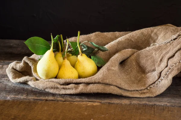 Taze olgun organik armut rustik ahşap tablo, doğal arka plan, vega, Diyet yemekleri. Sonbaharda hasat. Çanta üzerinde sulu meyveler.