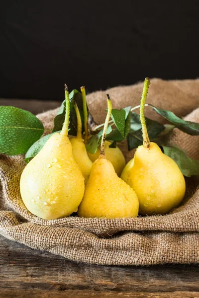 Taze olgun organik armut rustik ahşap tablo, doğal arka plan, vega, Diyet yemekleri. Sonbaharda hasat. Çanta üzerinde sulu meyveler.