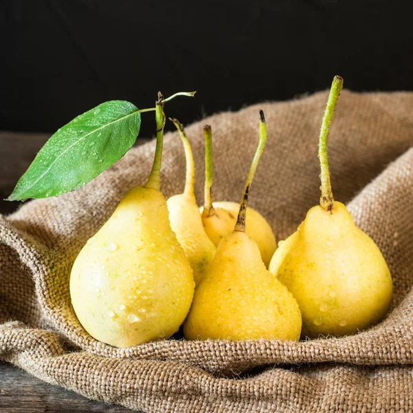 Taze olgun organik armut rustik ahşap tablo, doğal arka plan, vega, Diyet yemekleri. Sonbaharda hasat. Çanta üzerinde sulu meyveler.