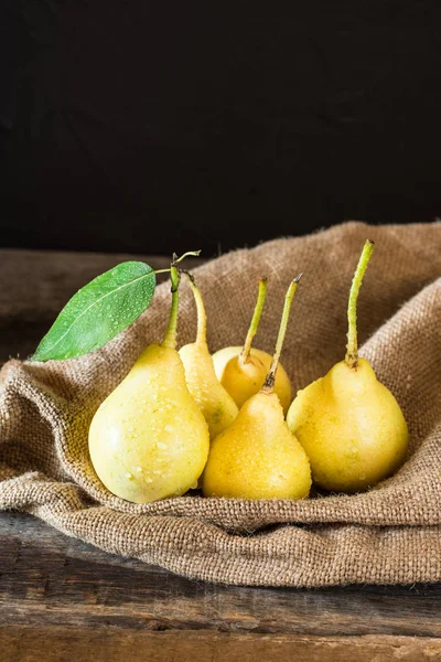 Taze olgun organik armut rustik ahşap tablo, doğal arka plan, vega, Diyet yemekleri. Sonbaharda hasat. Çanta üzerinde sulu meyveler.