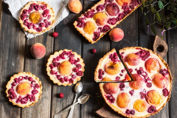 Şeftali ve ahududu, Fransız Galette'ye rustik açık pasta. Şeftalili tart. Ahududulu tart. Tartalette krem. Fırın çeşitli.