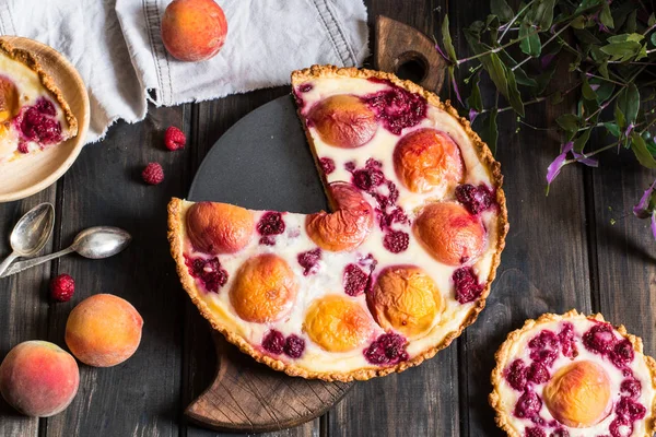 Şeftali ve ahududu, Fransız Galette'ye rustik açık pasta. Şeftalili tart. Ahududulu tart. Tartalette krem. Fırın çeşitli.