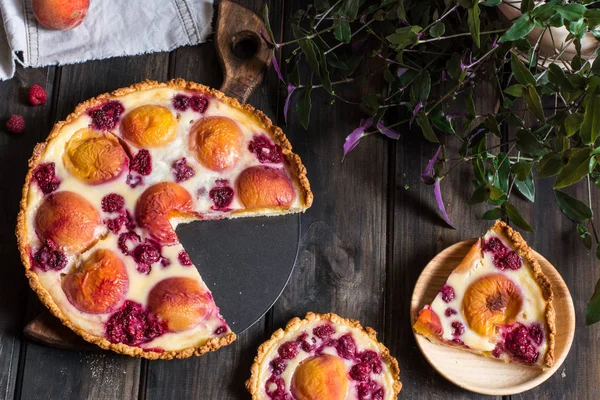 Şeftali ve ahududu, Fransız Galette'ye rustik açık pasta. Şeftalili tart. Ahududulu tart. Tartalette krem. Fırın çeşitli.