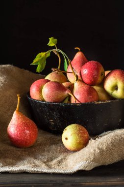 Taze olgun organik kırmızı armut rustik ahşap tablo, doğal arka plan, vega, Diyet yemekleri. Sonbaharda hasat. Sulu meyve çanta üzerinde. Sonbahar ruh hali.