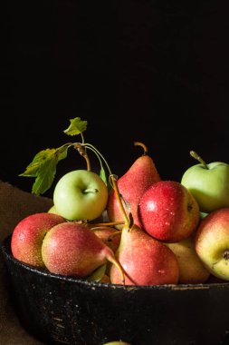 Taze olgun organik kırmızı armut rustik ahşap tablo, doğal arka plan, vega, Diyet yemekleri. Sonbaharda hasat. Sulu meyve çanta üzerinde. Sonbahar ruh hali.