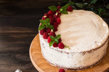 Bölümü ile katmanlı Kremalı meyveli kek içinde görünümü kapatın. Çikolata ahududu cake. Çikolatalı kek. Nane dekorasyon. Cheesecakeon ahşap masa ve koyu arka plan. Natürmort gıda.
