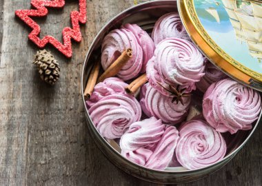 Geleneksel Rus hatmi zephyr kutusunda. Tarçın ve anason. Noel dekorasyonu. Yeni yıl ruh. X-Mas, kutlama zamanı. Kış yiyecek. Gıda natürmort. Geleneksel tatlılar.