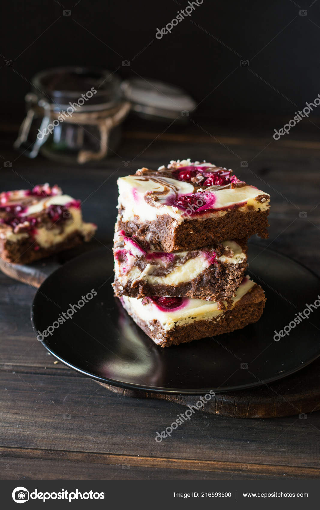 チョコレートのチーズケーキは ブラウニーとダーク チェリー層状 チョコレート バター ケーキ チョコレート ケーキの作品 冬のデザート 伝統的なアメリカ料理 ストック写真 C Alexru1313