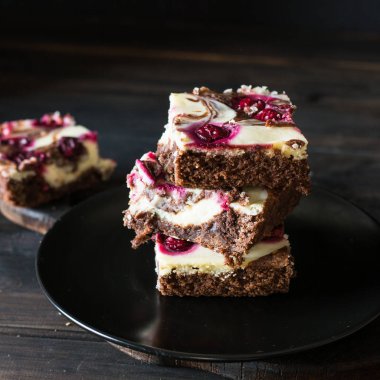 Çikolatalı cheesecake kek ve karanlık cherrie ile katmanlı. Çikolatalı cherrie kek. Çikolatalı kek parçaları. Kış tatlı. Geleneksel Amerikan mutfağı. Gıda natürmort. Karanlık gıda fotoğraf.