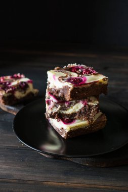 Çikolatalı cheesecake kek ve karanlık cherrie ile katmanlı. Çikolatalı cherrie kek. Çikolatalı kek parçaları. Kış tatlı. Geleneksel Amerikan mutfağı. Gıda natürmort. Karanlık gıda fotoğraf.