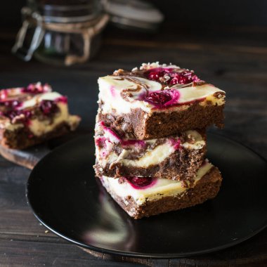 Çikolatalı cheesecake kek ve karanlık cherrie ile katmanlı. Çikolatalı cherrie kek. Çikolatalı kek parçaları. Kış tatlı. Geleneksel Amerikan mutfağı. Gıda natürmort. Karanlık gıda fotoğraf.