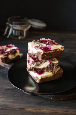 Çikolatalı cheesecake kek ve karanlık cherrie ile katmanlı. Çikolatalı cherrie kek. Çikolatalı kek parçaları. Kış tatlı. Geleneksel Amerikan mutfağı. Gıda natürmort. Karanlık gıda fotoğraf.