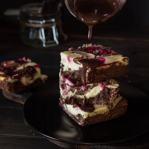 Çikolatalı cheesecake kek ve karanlık cherrie ile katmanlı. Çikolatalı cherrie kek. Çikolatalı kek parçaları. Kış tatlı. Geleneksel Amerikan mutfağı. Gıda natürmort. Karanlık gıda fotoğraf.