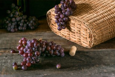 Demet taze Olgun kırmızı üzüm ahşap dokusal yüzeyi. Pembe üzüm dalı. Kırmızı şarap üzüm. kara üzüm. Gıda natürmort. Doğa. Sonbaharda hasat. Vejetaryen beslenme. Şaraphane.