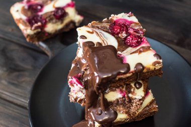 Çikolatalı cheesecake kek ve karanlık cherrie ile katmanlı. Çikolatalı cherrie kek. Çikolatalı kek parçaları. Kış tatlı. Geleneksel Amerikan mutfağı. Gıda natürmort. Karanlık gıda fotoğraf.