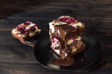 Çikolatalı cheesecake kek ve karanlık cherrie ile katmanlı. Çikolatalı cherrie kek. Çikolatalı kek parçaları. Kış tatlı. Geleneksel Amerikan mutfağı. Gıda natürmort. Karanlık gıda fotoğraf.