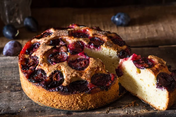 Homemade plum pie on the old wooden background. Still life of food. plum tart. Autumn harvest. Old fashion cuisine. Portion of pie. Plum bakery. Rustic open pie. Winter pie. New York pie. — Stock Photo, Image