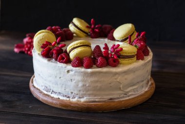 Çikolata ahududu cake. Kızamık kek. Nane dekorasyon. Ahşap masa üzerinde peynirli kek. Gıda natürmort. Kara Orman pastası. Macarons.