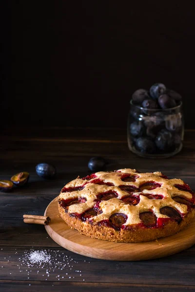 Eski ahşap zemin üzerine ev yapımı erik turtası. Gıda natürmort. Erik tart. Sonbaharda hasat. Eski moda mutfak. Bölümü. Erik fırını. Rustik açık pasta. Kış pastası. New York pasta. Dondurma.