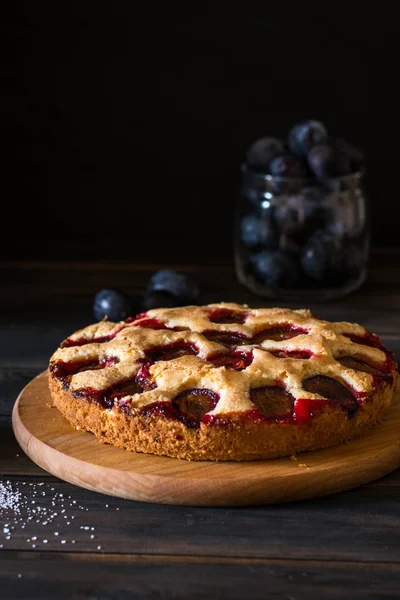 Eski ahşap zemin üzerine ev yapımı erik turtası. Gıda natürmort. Erik tart. Sonbaharda hasat. Eski moda mutfak. Bölümü. Erik fırını. Rustik açık pasta. Kış pastası. New York pasta. Dondurma.