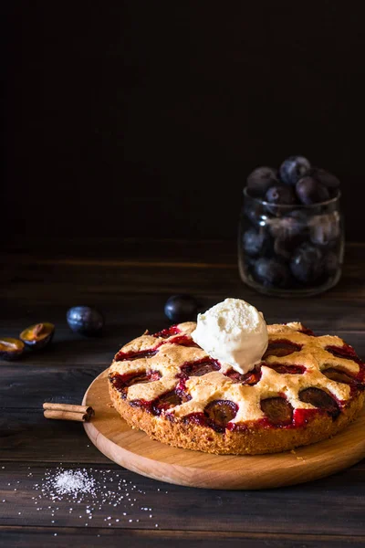 Eski ahşap zemin üzerine ev yapımı erik turtası. Gıda natürmort. Erik tart. Sonbaharda hasat. Eski moda mutfak. Bölümü. Erik fırını. Rustik açık pasta. Kış pastası. New York pasta. Dondurma.
