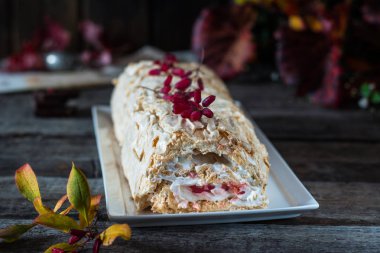 Beze rulo pasta. Gıda natürmort. Anna Pavlova tatlı. Vejetaryen kek. Berry Lor. Düşük yağ tatlı. Diyet tatlı. Kek diyet. Nağmeleme. Fransız pasta ve şekerlemeler.