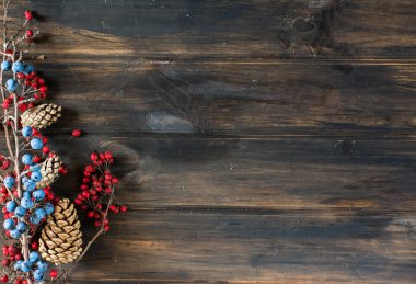 Noel arka plan kopya alanı ile. Yeni yıl süslemeleri ile arka plan. Koni, çilek, karaçalı, alıç. Kış şube. Noel kompozisyon. Tatil kompozisyon. Noel dekorasyon. Yule.