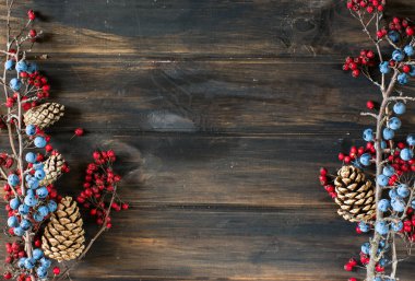 Noel arka plan kopya alanı ile. Yeni yıl süslemeleri ile arka plan. Koni, çilek, karaçalı, alıç. Kış şube. Noel kompozisyon. Tatil kompozisyon. Noel dekorasyon. Yule.