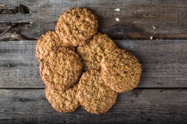 Ev yapımı yulaf ezmeli kurabiye eski tablo arka plan üzerinde ahşap tahta üzerinde. Sağlıklı gıda Snack kavramı. Uzay kopyalayın. Süt ve kurabiye. Gıda natürmort. Noel kurabiyeleri. Sağlıklı gıda. Kahvaltı konsepti.
