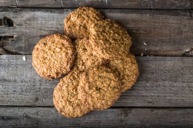 Ev yapımı yulaf ezmeli kurabiye eski tablo arka plan üzerinde ahşap tahta üzerinde. Sağlıklı gıda Snack kavramı. Uzay kopyalayın. Süt ve kurabiye. Gıda natürmort. Noel kurabiyeleri. Sağlıklı gıda. Kahvaltı konsepti.