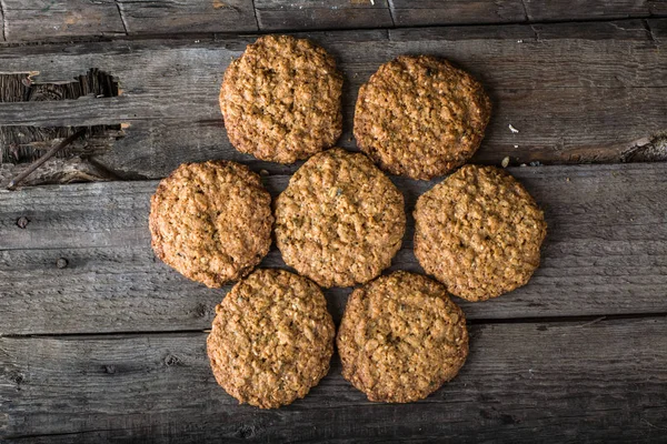 Homemade oatmeal cookies on wooden board on old table background. Healthy Food Snack Concept. Copy space. Milk and cookies. Still life of food. Christmas cookies. Healthy food. Breakfast concept. — Stock Photo, Image