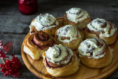 Baharat ve parşömen kağıt üzerine doldurma kakao ile taze pişmiş tarçınlı çörek. Noel kavramı. Tatlı ev yapımı pasta Noel pişirme. Kanelbule - İsveç tatlı. Gıda natürmort. Jam kartopu