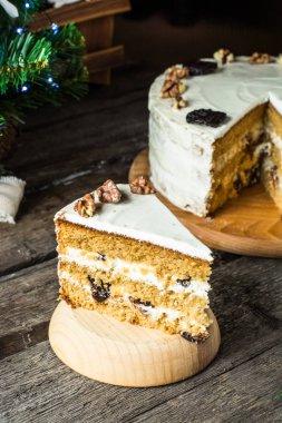 Geleneksel Rus tatlım pasta. Kış kompozisyon. Noel kek. Yeni yıl süslemeleri. Angel, Noel geyiği. Noel dekorasyon. Havai fişekleri ile Honeycake. Noel ağacına garland. Havuçlu kek