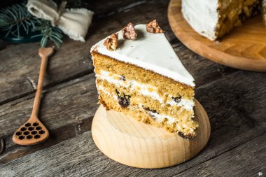 Geleneksel Rus tatlım pasta. Kış kompozisyon. Noel kek. Yeni yıl süslemeleri. Angel, Noel geyiği. Noel dekorasyon. Honeycake, havai fişekleri. Noel ağacına garland. Havuçlu kek