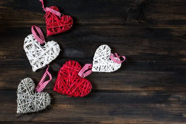 arka plan ile kalpleri, metin, Sevgililer için yer. Sevgililer günü. Seviyorum. Hasır kalpler. Süslemeleri tatil için. Uzay kopyalayın. Düğün kavramı. Romantik fotoğraf.