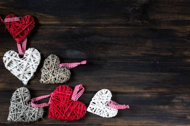 arka plan ile kalpleri, metin, Sevgililer için yer. Sevgililer günü. Seviyorum. Hasır kalpler. Süslemeleri tatil için. Uzay kopyalayın. Düğün kavramı. Romantik fotoğraf.